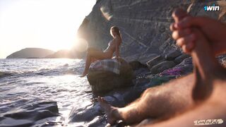 Beach Creampipe Cum Party - Stranger Jumps In on Jerking Off Frenzy
