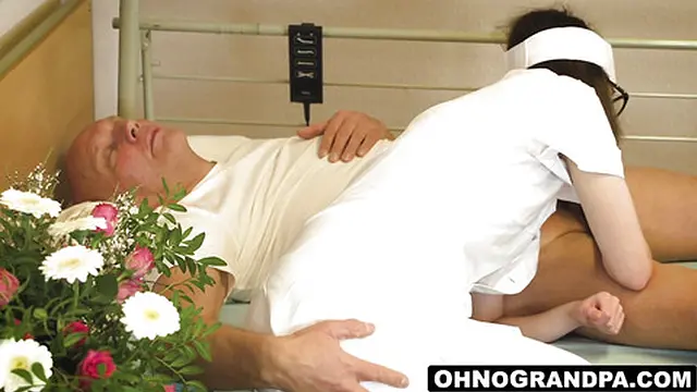 Nurse Sara′s surprise at hunk′s thick cock🍆