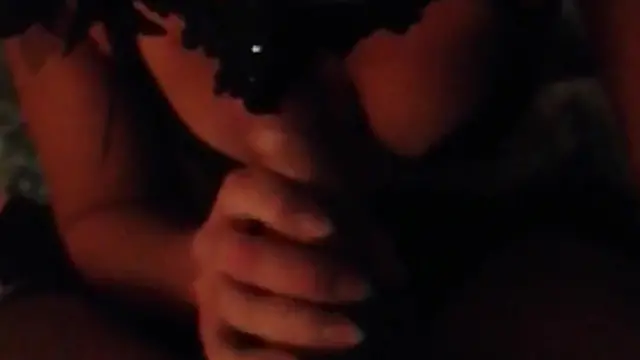 Le succhia avidamente e mi fa esplodere con forza e intensità