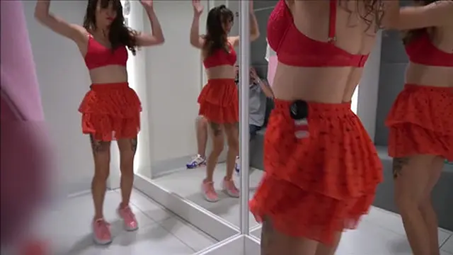 Młoda zdzira w centrum handlowym bez majtek &mdash;  napalona para