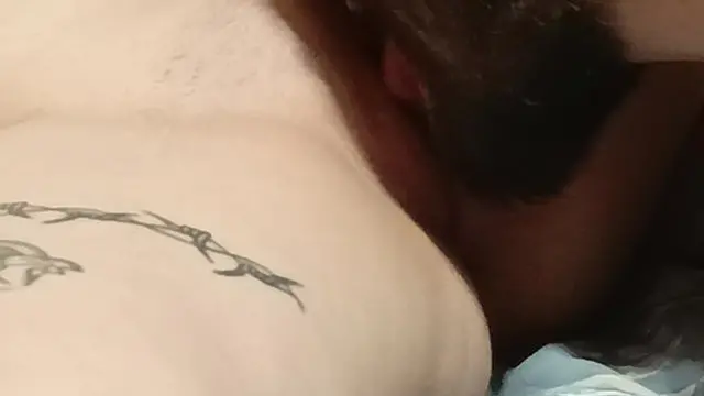 Бородатый нежно лижет киску до оргазма