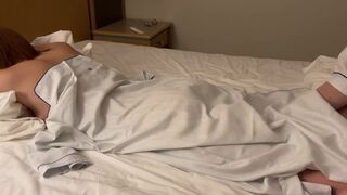 彼女は深くまでドクドク射精され、甘いセックスの中で満たされる