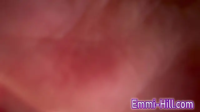 18 Jährige Skinny Teenie Emmi aus Berlin  Kleine Titten &mdash;  riesen Schamlippen squirtet 