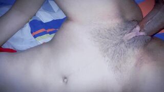 Comendo a buceta da amiga gostosa com os pais dela em casa