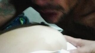 Mi hijastro me mama mis tetas muy rico