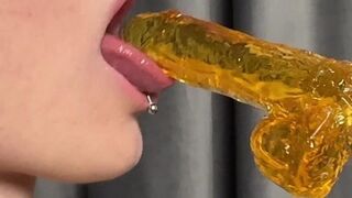 Милая Exotic Сосет Леденец И Представляет Настоящий Член