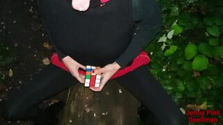 Sexy parodia Sabrina Spellman —  risolve il cubo di Rubik mentre fa un pompino nel bosco! Jenny Pink