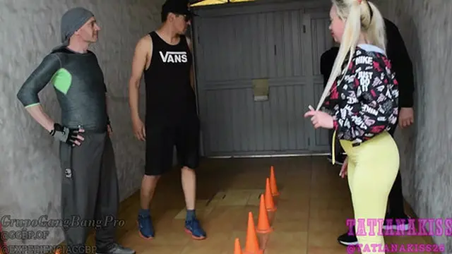 JOVENCITA blanquita y rubia &mdash;  follada por 4 &mdash;  en su primer GANG BANG con DOBLE penetracion