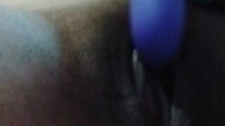 Deixando a buceta bem molhada na masturbação 