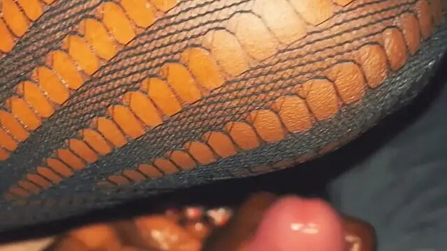 GIRLFRIEND HANDJOB MASSAGE HAPPY END HUGE CUMSHOT UNCUT WHITE DICK EBONY MAKES ME CUM