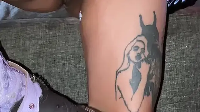 Llené sus botas vaqueras de semen y las limpió con su lengua